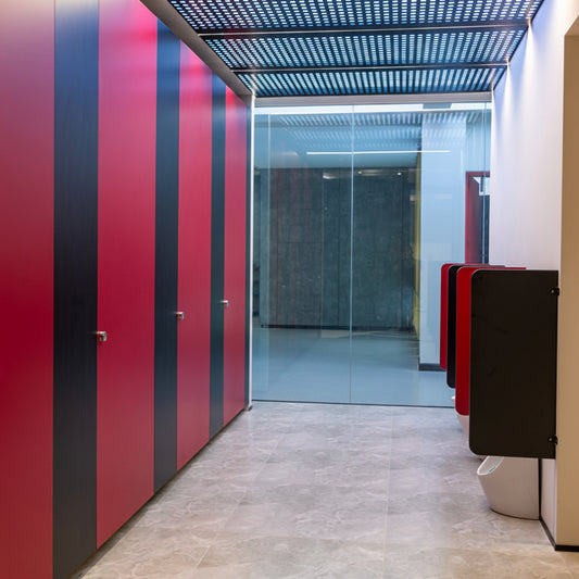 Cabine WC HPL haute performance — design A6 charnières invisibles — CE / B1 / E1 — MOQ 10
