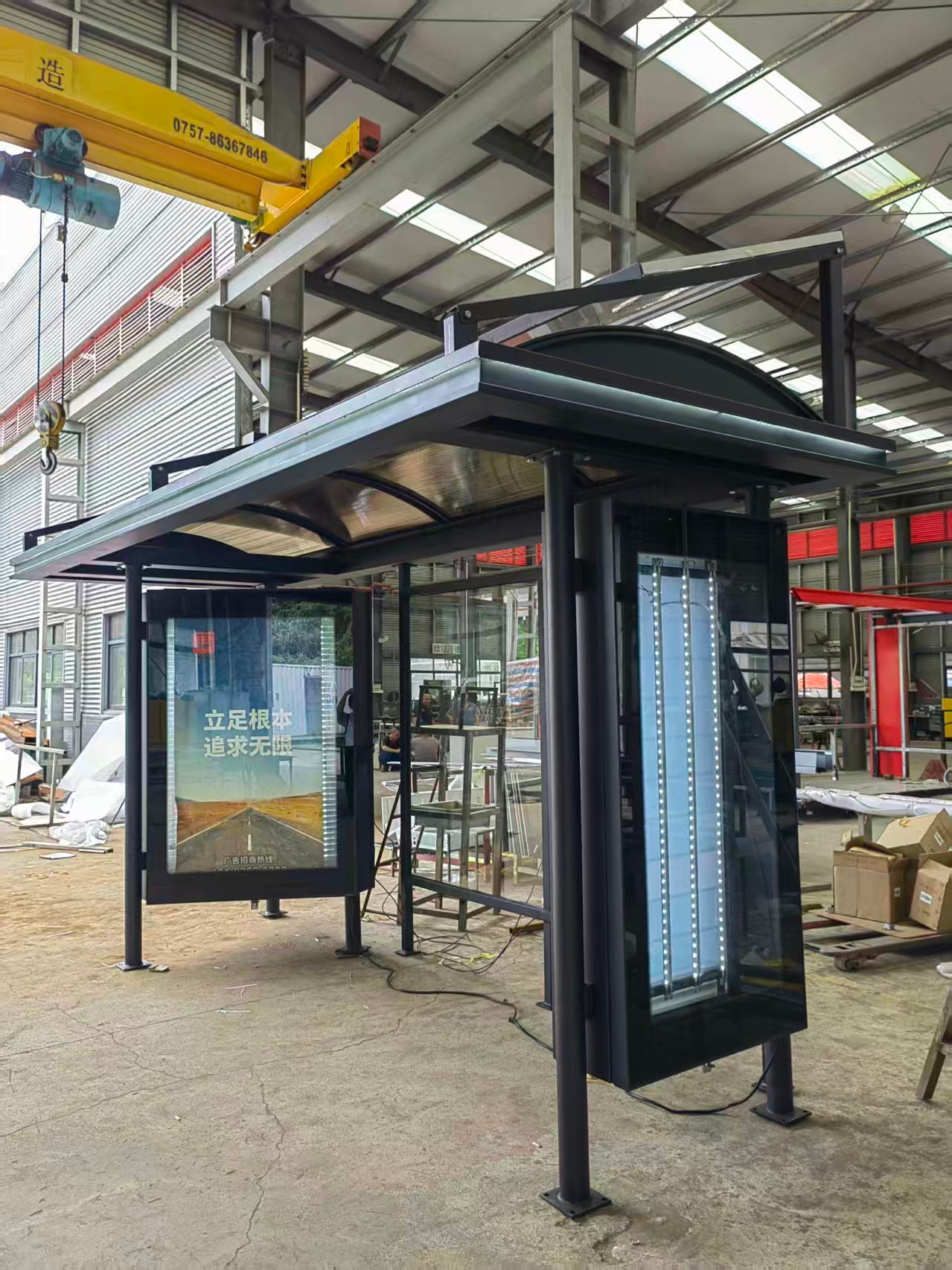 Abribus SOLAIRE autonome avec écran LED — mobilier urbain connecté sur-mesure — MOQ 1