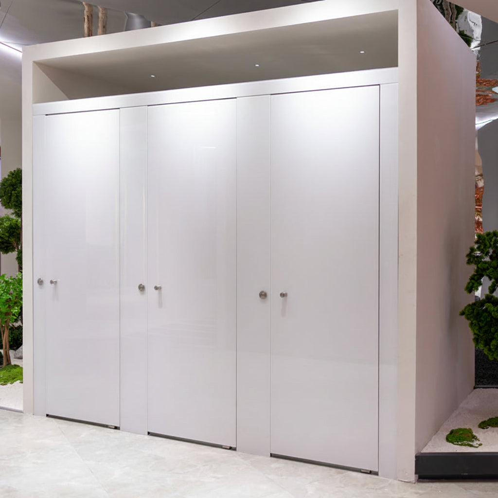 Cabine WC verre trempé 42 mm haut de gamme — design série C5 bord stratifié compact — ISO 9001 / B1 / E1 — MOQ 10