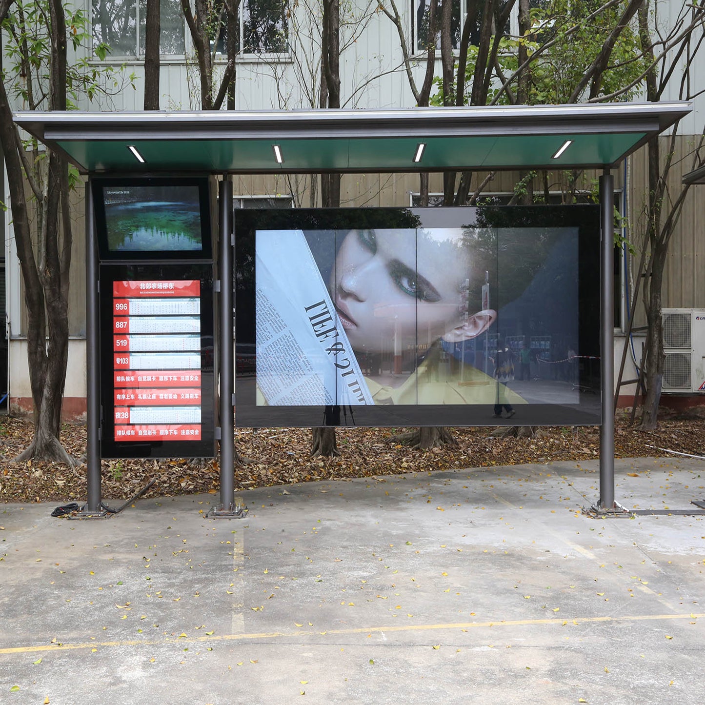 Abribus avec ÉCRAN LCD 4K HD — solution DOOH publicité digitale extérieure — MOQ 1