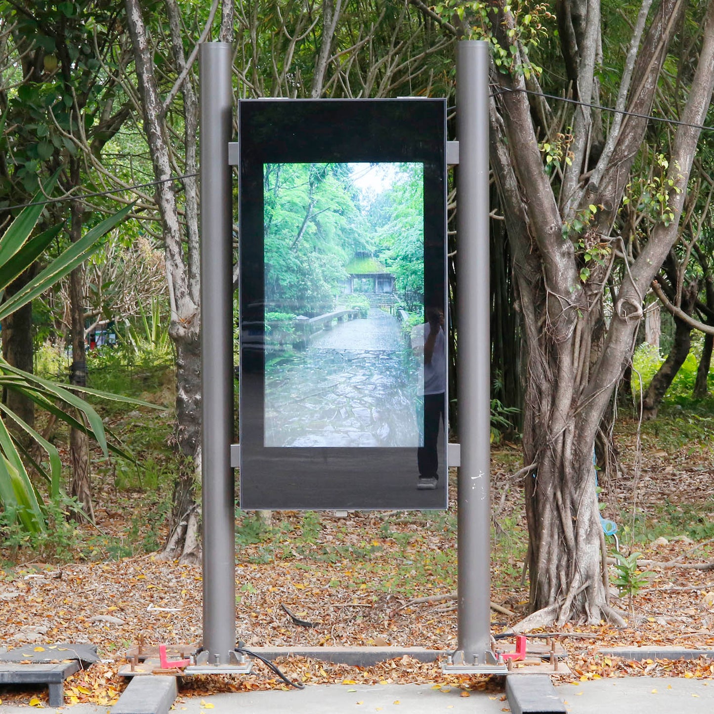 Totem publicitaire LCD 4K EXTÉRIEUR autonome — étanche, 24h/24 — DOOH sur-mesure — MOQ 1