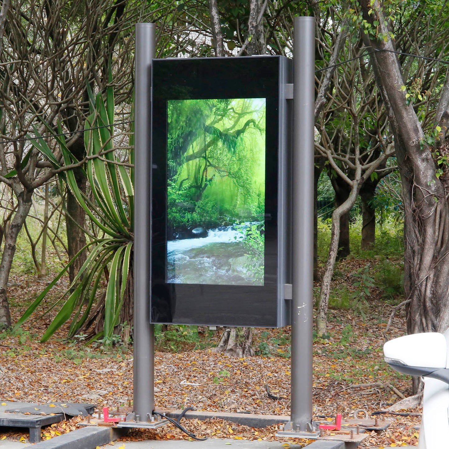 Totem publicitaire LCD 4K EXTÉRIEUR autonome — étanche, 24h/24 — DOOH sur-mesure — MOQ 1