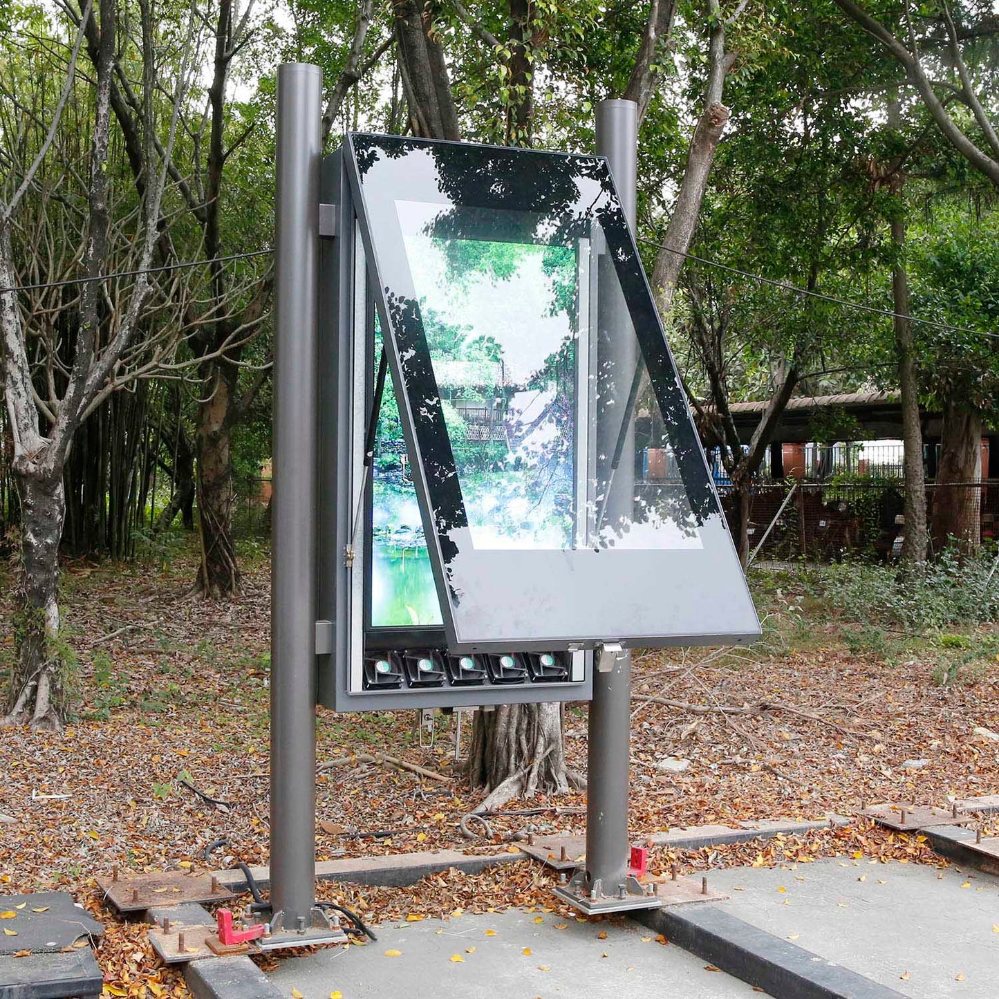 Totem publicitaire LCD 4K EXTÉRIEUR autonome — étanche, 24h/24 — DOOH sur-mesure — MOQ 1