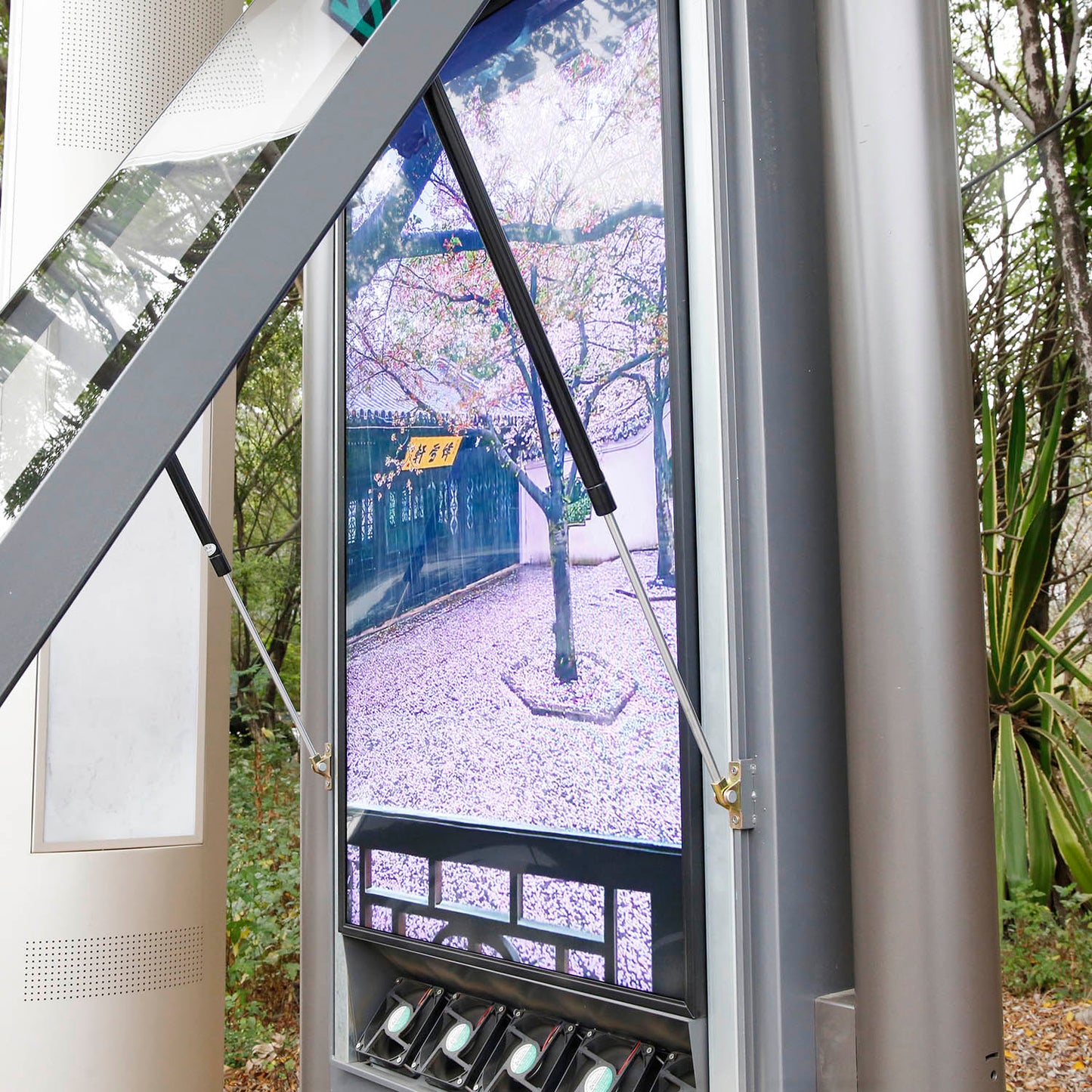 Totem publicitaire LCD 4K EXTÉRIEUR autonome — étanche, 24h/24 — DOOH sur-mesure — MOQ 1