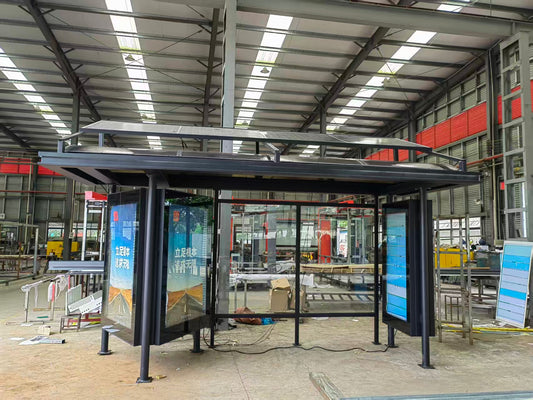 Abribus SOLAIRE autonome avec écran LED — mobilier urbain connecté sur-mesure — MOQ 1